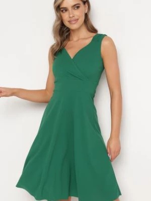 Zdjęcie produktu Zielona Koktajlowa Sukienka na Ramiączkach z Kopertowym Dekoltem i Falbanką Omemia