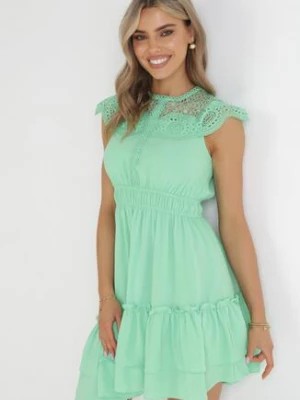 Zdjęcie produktu Zielona Koronkowa Sukienka Mini z Gumką w Pasie i Falbanką Difro