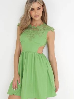 Zdjęcie produktu Zielona Sukienka z Ozdobnym Dekoltem z Gumką i Wycięciem w Talii Alizisa