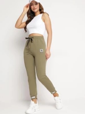 Zdjęcie produktu Zielone Dresowe Spodnie z Ozdobnym Sznurkiem w Pasie i Naszywkami Miretta
