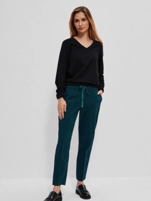 Zdjęcie produktu Zielone spodnie damskie z kantem Moodo
