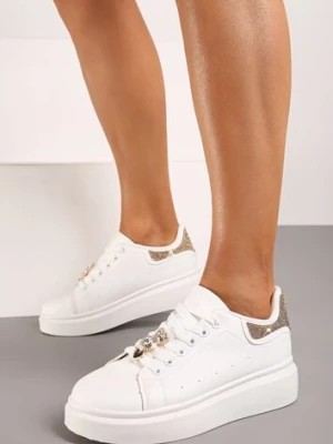Zdjęcie produktu Biało-Złote Płaskie Sneakersy za Kostkę ze Sznurowaniami Ozdobione Aplikacjami i Cyrkoniami Quenalia