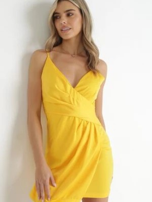 Zdjęcie produktu Żółta Sukienka Mini z Głębokim Kopertowym Dekoltem i Marszczeniem Kaylora