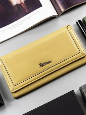 Zdjęcie produktu Żółty duży, skórzany portfel damski na bigiel i zatrzask — Peterson