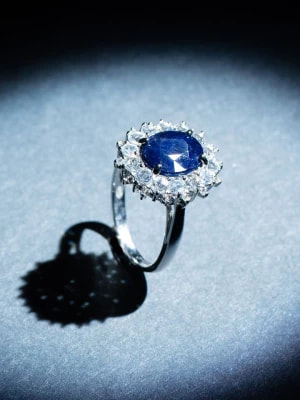 Zdjęcie produktu LA MAISON DE LA JOAILLERIE Złoty pierścionek "Soleil Bleu" z diamentami rozmiar: 64