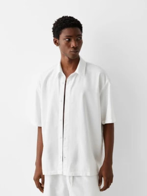 Zdjęcie produktu Bershka Koszula Z Krótkim Rękawem W Rustykalnym Stylu Mężczyzna Biały Złamany