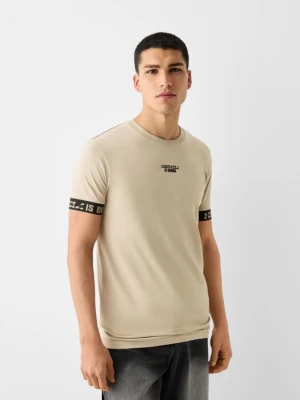 Zdjęcie produktu Bershka Koszulka Slim Z Krótkim Rękawem I Ozdobnymi Paskami Mężczyzna Wielbłądzi