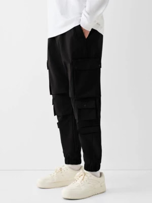 Zdjęcie produktu Bershka Spodnie Multicargo Z Tkaniny Technicznej Mężczyzna Czarny