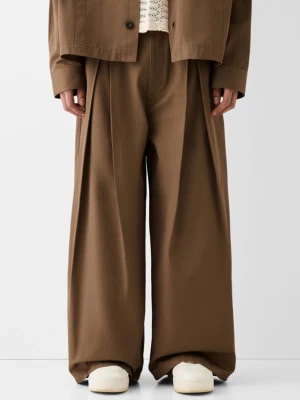 Zdjęcie produktu Bershka Szerokie Eleganckie Spodnie Z Zakładkami Mężczyzna Brązowy