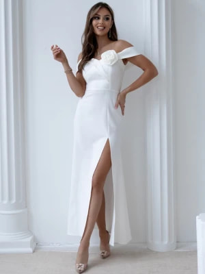 Zdjęcie produktu Biała elegancka sukienka z broszką w kształcie kwiatka Glam - biały Pakuten