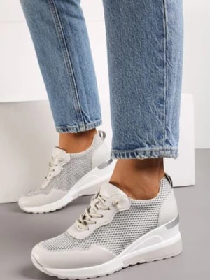 Zdjęcie produktu Białe Błyszczące Sneakersy na Koturnie z Siateczką i Skórzaną Wkładką Sarentha