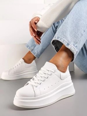 Zdjęcie produktu Białe Sneakersy na Grubej Podeszwie z Perforacją i Ozdobą Gumowym Misiem Aireth