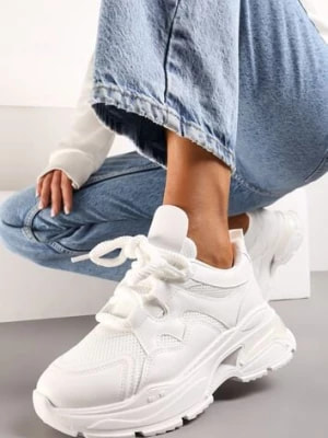 Zdjęcie produktu Białe Sneakersy na Platformie z Wycięciem i Grubymi Sznurówkami Bosylia