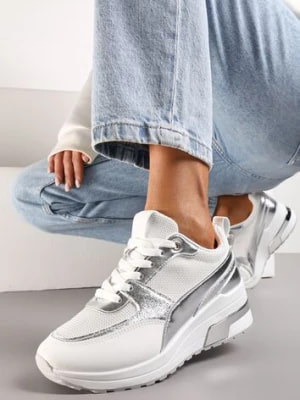 Zdjęcie produktu Biało-Srebrne Sneakersy na Niewysokim Koturnie z Metalicznymi Naszywkami Swerdia