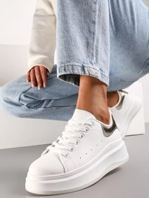 Zdjęcie produktu Biało-Złote Sneakersy na Grubej Podeszwie z Perforacją i Ozdobą Gumowym Misiem Aireth