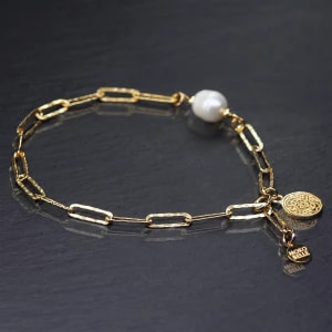Zdjęcie produktu Bransoletka z klepanego łańcucha z perłą