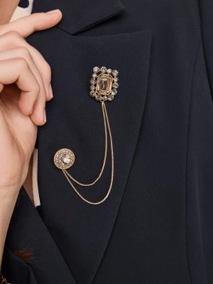 Zdjęcie produktu Broszka z biżuteryjnymi przypinkami połączonymi łańcuszkiem TARANKO
