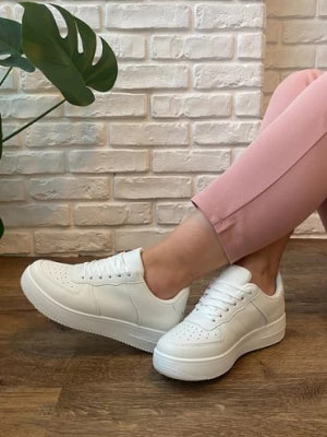 Zdjęcie produktu Buty sportowe damskie białe sznurowane MILLIE & CO
