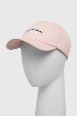 Zdjęcie produktu Calvin Klein Jeans czapka z daszkiem bawełniana kolor różowy z aplikacją