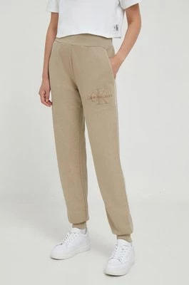 Zdjęcie produktu Calvin Klein Jeans spodnie dresowe bawełniane kolor beżowy gładkie