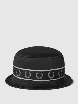 Zdjęcie produktu Czapka typu bucket hat z detalem z logo Fred Perry