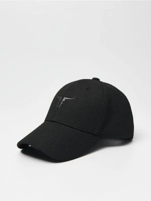 Zdjęcie produktu Czarna czapka z daszkiem i nadrukiem byka House