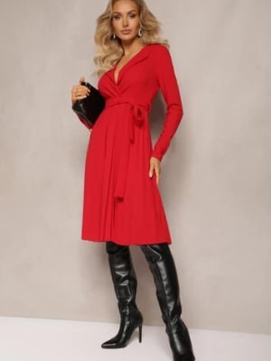 Zdjęcie produktu Czerwona Plisowana Midi Sukienka z Kopertowym Dekoltem i Paskiem Materiałowym w Talii Keviana