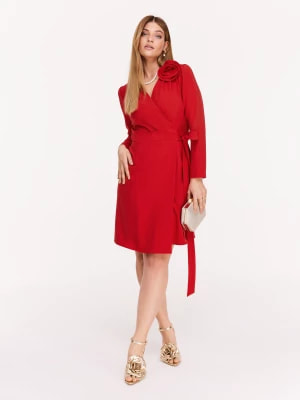 Zdjęcie produktu Czerwona sukienka z ozdobną różą i paskiem w talii TARANKO