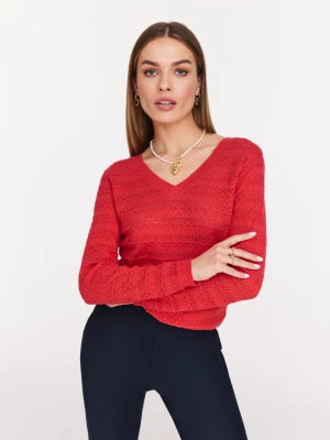 Zdjęcie produktu Czerwony ażurowy sweter z dekoltem V TARANKO
