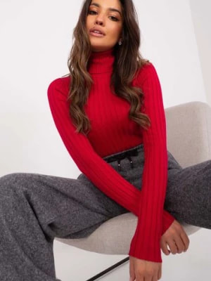 Zdjęcie produktu Czerwony dopasowany sweter damski prążkowany z golfem P-M