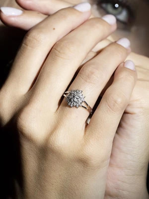 Zdjęcie produktu DIAMANTA Złoty pierścionek "Aigrette" z diamentami rozmiar: 54