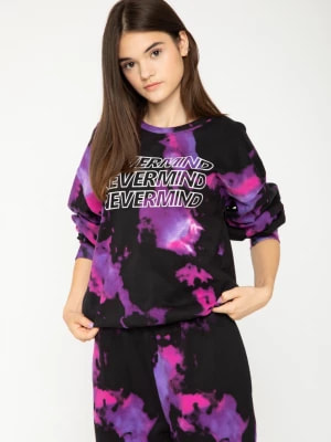 Zdjęcie produktu Fioletowa bluza dresowa z nadrukiem tie dye i napisem