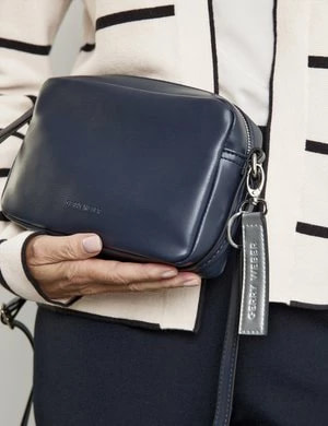 Zdjęcie produktu GERRY WEBER Damski Mała torebka na ramię z ozdobną zawieszką Niebieski Jednokolorowy
