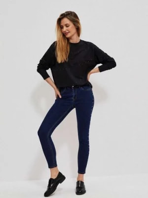Zdjęcie produktu Granatowe spodnie damskie jeansowe rurki z dżetami Moodo