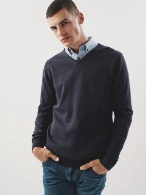Zdjęcie produktu Granatowy sweter męski w serek OCHNIK