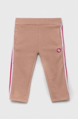 Zdjęcie produktu Guess spodnie bawełniane dziecięce kolor różowy z aplikacją