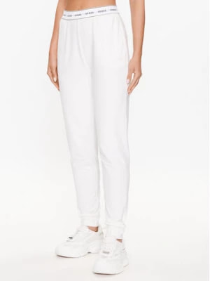 Zdjęcie produktu Guess Spodnie piżamowe O3YB00 KBS91 Biały Regular Fit