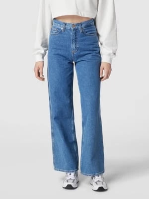 Zdjęcie produktu Jeansy z wysokim stanem, szeroką nogawką i detalem z logo model ‘CLAIRE’ Tommy Jeans