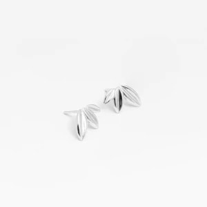 Zdjęcie produktu Kolczyki płatki kwiatów srebrne Ania Kruk