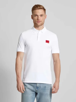 Zdjęcie produktu Koszulka polo o kroju regular fit z naszywką z logo model ‘Dereso’ HUGO