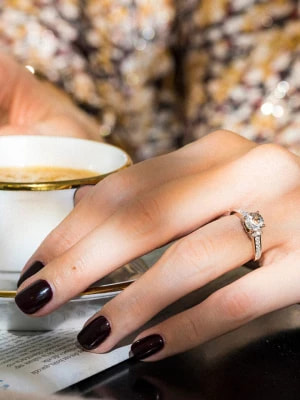 Zdjęcie produktu DIAMOND & CO Złoty pierścionek "Chera" z diamentami rozmiar: 48