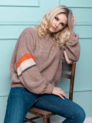 Zdjęcie produktu Luźny sweter damski z kolorowymi wstawkami na rękawach beż PeeKaBoo