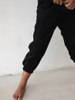 Zdjęcie produktu MINI spodnie dresowe typu jogger w kolorze TOTALLY BLACK - DISPLAY-80-86 (12-18) marsala-butik.pl