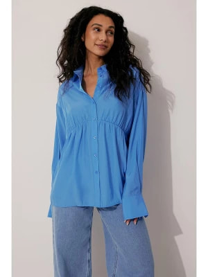 Zdjęcie produktu NA-KD Koszula w kolorze błękitnym rozmiar: 40