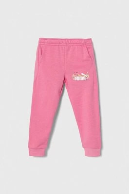 Zdjęcie produktu Puma spodnie dresowe dziecięce ESS+ SUMMER CAMP Sweatpants TR kolor różowy z nadrukiem