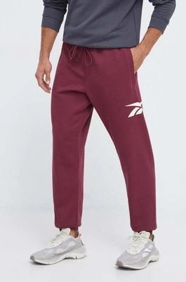 Zdjęcie produktu Reebok Classic spodnie dresowe kolor bordowy z nadrukiem
