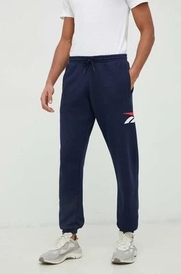 Zdjęcie produktu Reebok Classic spodnie dresowe kolor granatowy z nadrukiem