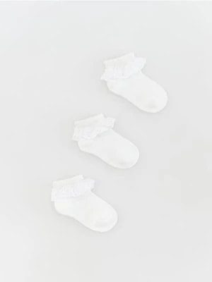 Zdjęcie produktu Reserved - Bawełniane skarpetki z falbanką 3 pack - złamana biel