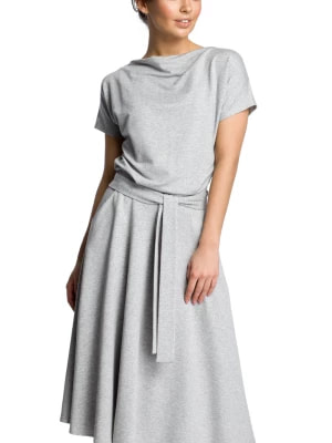 Zdjęcie produktu Rozkloszowana sukienka midi z paskiem w talii zbluzowana góra szara Be Active