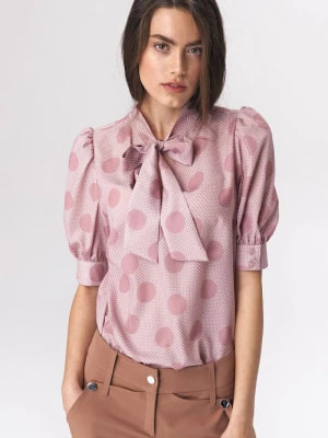 Zdjęcie produktu Różowa bluzka z wiązaniem na dekolcie w grochy Merg